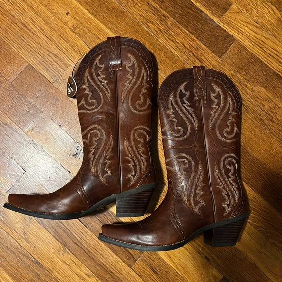 Ariat Chestnut Western Boots with Embroidered Design - Picture 4 of 5